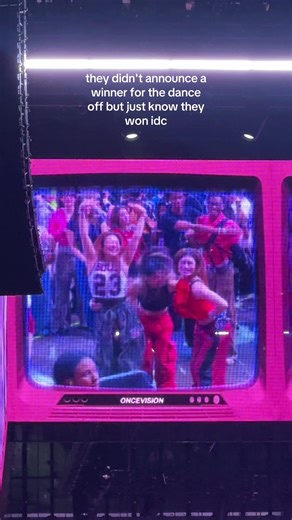 the fancam dance battles were so cute, every kpop concerts should do this during breaks idc 😭💖 #twiceconcert #twiceinmontreal #fancam #heartshakertwice