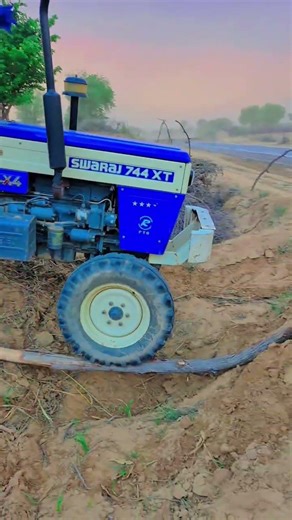 tractor k tyer ko lakd pr chada diga #tractor new type tractor shorts