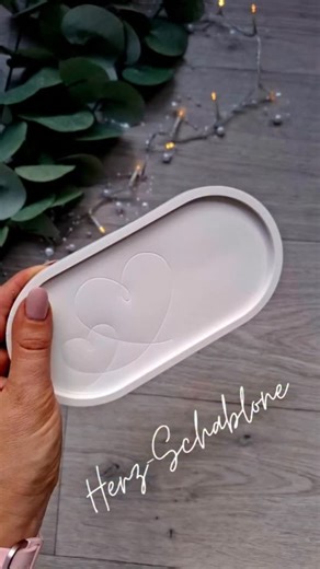 Unsere Schablonen im praktischen Dreierset für das Tablett – perfekt zum Gestalten deiner eigenen Gießprojekte. Du findest sie bei uns im Shop unter der Rubrik Silikonformen und Schablonen. www.kreativseindesign.de Gegossen mit @keracraft.official #diy #diymitanleitung #DIYIdeen #selbstbedienungslädchen #marktliebe #marktstandideen #adventsbasteln #adventszeit #weihnachtsbasteln #Weihnachtsmarkt #bastelideen #basteln #mitbringsel #raysin #keracraft #handmade #herbstdeko | KreativseinDesign Barba