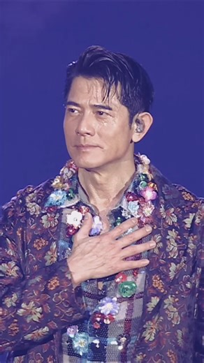 郭富城獻唱《我是不是該安靜的走開》時，全場萬人開啟「應援式大合唱」，城城感性地說：「每次唱這首歌，都像是回到最初的自己，今晚聽到你們一起唱，我真的很感動。」 （全文連結在留言處） #郭富城 #高雄巨蛋 #ICONIC #世界巡迴演唱會 #我是不是該安靜的走開 | 明周娛樂 MP Weekly