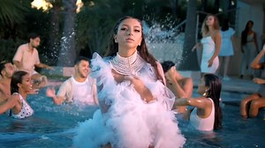Clip "Lingo" : Eva Queen sample "Replay" d'Iyaz et s'éclate en pool-party