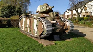 Selon vous, le meilleur char en 1940 ? 🤔 💥 Le colosse de Stonne : le B1 Bis Mai 1940. Dans le petit village de Stonne, surnommé « le Verdun de 1940 », un duel titanesque a marqué l’histoire. Le char français B1 Bis, véritable monstre d’acier de 32 tonnes, a tenu tête aux panzers allemands dans des combats acharnés. Avec son blindage allant jusqu’à 60 mm et son armement impressionnant – un canon de 47 mm en tourelle et un canon de 75 mm en casemate. Il était redouté par les équipages allemands.