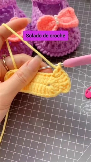 Crochê da Manuela🧶 on Instagram: "Tenho um curso completo que ensino a fazer todas minhas artes: crochê e amigurumi. O curso conta com mais de 6 mil gráficos, receitas e vídeo aulas. Além disso, ensinamos o passo a passo para aprender a trabalhar em casa com crochê e amigurumi O conteúdo é para profissionais, intermediárias e quem quer aprender a fazer crochê. ▶️ATENÇÃO: tudo que posto aqui já está sendo adicionado ao curso no módulo "ATUALIZAÇÕES" Acesse o site do meu perfil @manuh.croche para
