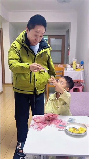 儿子给我这三瓜两枣的也不够花啊，那我就只能自己拿点了#爸爸带娃#家有萌宝