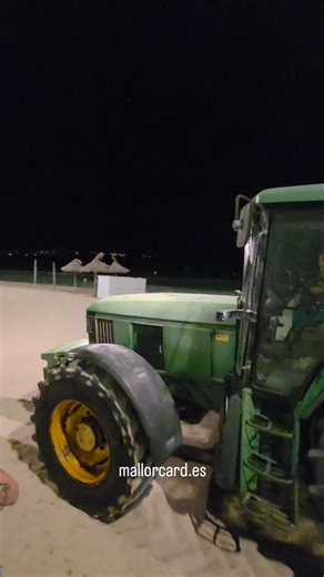 When night slowly settles over Playa de Palma, the atmosphere shifts into something almost magical. The last restaurants and beach bars begin to close their doors, their warm lights flickering out one by one, while the final partygoers linger along the promenade, reluctant to let the evening end. Out on the sand, a giant tractor rumbles quietly, working its way across the beach, cleaning and preparing everything for the new day ahead. Empty bottles and remnants of the night are carefully collect