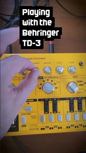 Playing with the Behringer TD-3 🎧