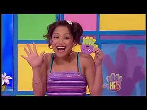 Hi-5 Kathleen make a family card for the band