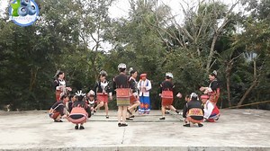 竹竿舞是黎族最古老且最具有代表性的舞蹈之一，由黎族一种古老的祭祀方式“跳柴”发展而来。跳舞时，两边各蹲四个人，每个人双手平握竹竿末端，按节奏...