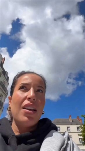 Sa propre sage femme a des doutes sur son implication en tant que maman.Elle soupçonne que #poupettekenza passe son temps à ne rien foutre affalée sur son canapé sans s'occuper des 3 autres enfants !Aïe aïe aïe....