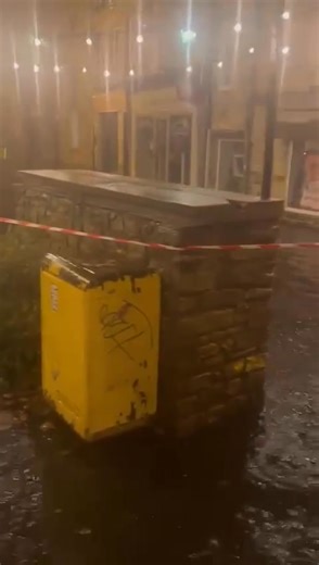 🟠⚠️ [ALERTE ORANGE - TEMPÊTE BENJAMIN] ⚠️🟠 ▶️ Mise à jour le 22/10/2025. 🌧️ Les pluies sont importantes sur la région et notamment sur le Cotentin. ▶️ C'est le cas ici sur la commune de Cherbourg où le centre ville (place de la révolution - Restaurant Le Carabot) a les pieds sous l'eau. 🚨 Prudence durant les prochaines heures, la tempête Benjamin va arriver sur la Normandie apportant pluie et vent tempétueux sur le littoral. © Maëlle Moncuit | Météo Basse-Normandie