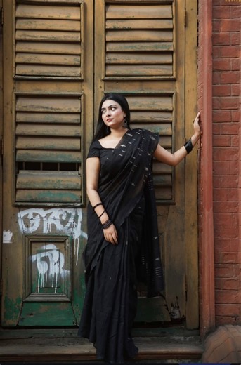 আজ Curzon Hall এর iconic লাল ইটের সামনে হাঁটতে হাঁটতে চোখে পড়ল একটা সুন্দর vibe। একটু সাহস জোগাড় করে বললাম— “Ami ekta portrait tulte pari?” অপরিচিত মানুষের এক ছোট্ট হাসি থেকেই শুরু হলো পুরো unexpected stranger photoshoot! No plan. No setup. Just pure candid moments. Curzon Hall-এর historical charm আর natural light ছবিগুলোকে আরও cinematic করে দিল। 🌿📸 এটাই stranger photography-র magic— একটা random encounter, আর সেটাই হয়ে যায় স্মরণীয় একটা গল্প। | Tahsin Riyadh Capture