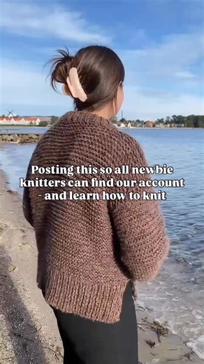🇬🇧 Read to the end for a little discount on your knitting journey 👀 Starting to knit can feel overwhelming — but that’s exactly why we created our Ultra Easy designs. We guide you through every single step, with calm video tutorials, detailed patterns, and yarn recommendations in different price ranges - so you can focus on enjoying the process instead of worrying about what to do next 🤝🎥 If you’re just getting started (or returning to your knitting needles), the Ultra Easy Sweater is the p