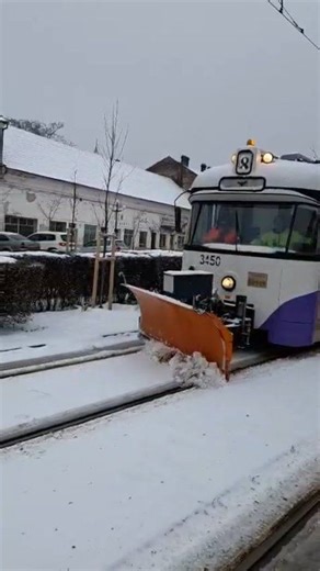 Am scos pe traseu tramvaiul utilitar echipat cu plug pentru a curăța eficient calea de rulare. Obiectivul nostru principal este să prevenim depunerea stratului de zăpadă pe șine și să ne asigurăm că circulația tramvaielor se desfășoară conform graficului, fără blocaje. ​În paralel cu intervenția mecanizată de pe linii, ne concentrăm și pe siguranța călătorilor în zonele de așteptare. Echipele noastre sunt mobilizate pe teren și lucrează intens la deszăpezirea manuală a peste 500 de stații de pe 