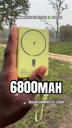 Batterie 6800mah 💪 Force magnétique puissante 🔋Charge rapide sans fil 15W ⚡️ Double charge simultanée 🪶 Design compact et léger ⛑️ Sécurité renforcée multiple ✅ Recharge rapide et sans fil magnétique pour les smartphones compatibles avec une puissance 15W ✅ Tu peux charger simultanément deux appareils grâce au port Type-C Power Delivery 20W ✅Maintien solide avec une force 150 % plus élevée pour éviter les chutes pendant la charge ✅Dimensions réduites et poids de seulement 116 g pour un transp