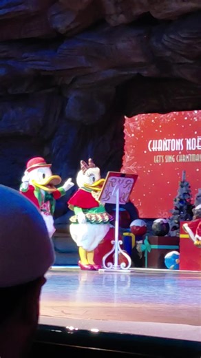 Sing it at christmas show #christmasatdisney #disney #disneyland #disneylandparis