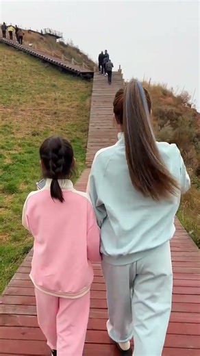 Wig Clip And Ponytail Clip Hacks Make Girls’ Hair Look Real And Natural