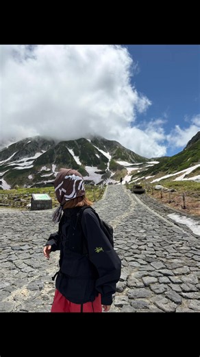 ☺︎︎︎︎ 上高地、千畳敷カールもおすすめだけど、立山はレベチで良すぎた。 ほんとにここ日本？って思うくらい景色が良くて、空気が良くて。 1日目は霧が酷くて何も見れなかったけど、2日目は晴れてくれてめっちゃいい景色見れて🥹❤️‍🔥 是非参考にしてくれたら嬉しいです✨️ 次は雪壁を見にいきたいです！というより行きます🫪 #立山黒部アルペンルート #登山 #arcteryx #stussy #自然界隈