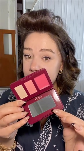 Gizoş Akça on Instagram: "LYKD markasının yılbaşı koleksiyonundaki Lustrous Glow Yüz Paletini deniyoruz ❤️ @gratistr *reklam değil kendim satın aldım #lykd #lykdyılbaşı #allıkpaleti #lykdyeni #gratis #keşfet #fyp #keşfetteyizzz #fypage #keşfetbeniöneçıkar #fypシ"