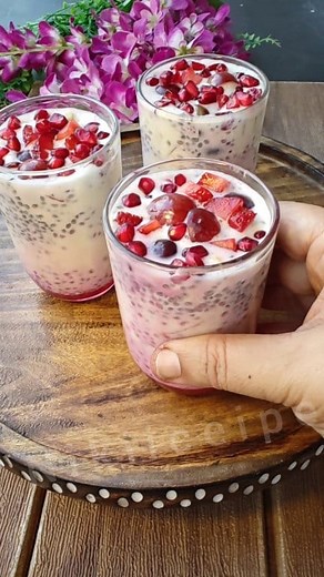 Perfect summer sago dessert (Ingredients in the description box) 1/4 cup sabudana soaked in water for 5-6 hours Cold water 2 cups of milk 2 tbsp custard powder mix in 1/4 Cup of milk 2 tbsp sugar 1 tbsp cashews, chopped 1 tbsp almonds, chopped 1 tbsp pistachios, chopped 3 tbsp sabja, soaked 3 tbsp rose syrup Mix fruits (Strawberry, grapes, pomegranate, apple, Banana etc) #summerdessert #summerdessertideas #dessertrecipe #sagodessert #summerpuding #sabudanarecipe #sabudanapudding | Nikiiceipe