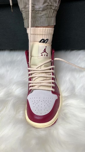 Always set the bar high This Air Jordan Mid SE Red has heritage colors such as deep burgundy and sail, with lotus leaf-inspired embroidery along the heel and upper leather and a fully embroidered swoosh. We added a neutral rope to compliment the leather, suede and stitching textures, using our layered straight-bar lacing technique. What we swapped: — standard cream laces and with Classic Rope in 59” #loopedlaces #getloopedin #laceswap #lacingtutorial #sneaker #jordan1 #ropelaces