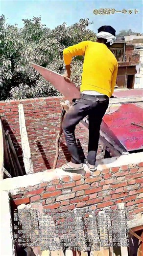 コンクリート屋根の型枠を手作業で設置する方法：驚くべき「人の鎖」がわずか数分で屋根を組み上げる様子をご覧ください。