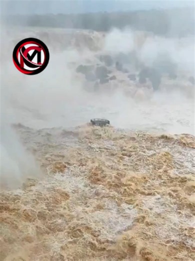 🌊 Crecida histórica obliga a cerrar Iguazú Las lluvias intensas en el sur de Brasil elevaron el caudal del río Iguazú por encima de los 12,000 metros cúbicos por segundo, lo que obligó a suspender este lunes el acceso turístico a las cataratas del lado argentino. De acuerdo con la administración del Parque Nacional Iguazú, la medida busca proteger a visitantes y trabajadores, mientras se inspeccionan las pasarelas y senderos, sin fecha confirmada para su reapertura. #MenteCali #CataratasDelIgua