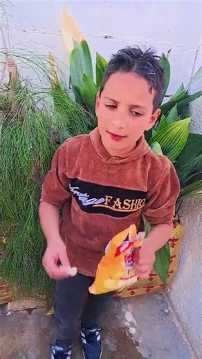 موسى راح يضحك على عبودي يطعمه شيبسي كثير حار