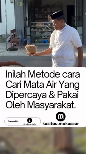 Info Viral dan Terkini | Makassar on Instagram: "Cara tradisional ini masih banyak digunakan oleh masyarakat daerah sulawesi & jawa sebagai pengetahuan untuk mencari mata air menggunakan media kelapa. Kelapa yang digunakan di taruh ditangan jika ada sumber air maka kelapa otomatis akan berdiri & jika tidak ada ia akan jatuh atau tidak bereaksi. Larismi tukang kaluku itu. __ This traditional method is still widely used by communities in Sulawesi and Java as local knowledge for locating natural wa