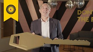 We welcomed the first tenant of new student flat 'Campus USP 030' – which offers a place to live for 400 students! 🏠 The construction of the studios contributes to reducing the housing shortage. All the studios are fully furnished, so new residents can move in immediately. The building has facilities that the students can use: a lounge section, a laundrette, study rooms and game rooms. ▶️ | Read more: uu.nl/en/news/first-tenant-receives-key-to-student-flats-at-utrecht-science-park ▶️ | More inf