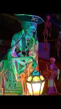 Amazing Animatronic Pirate Skeleton at Halloween Haunt!