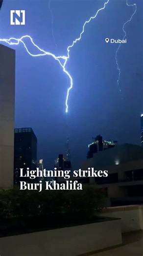 Lightning strikes Burj Khalifa