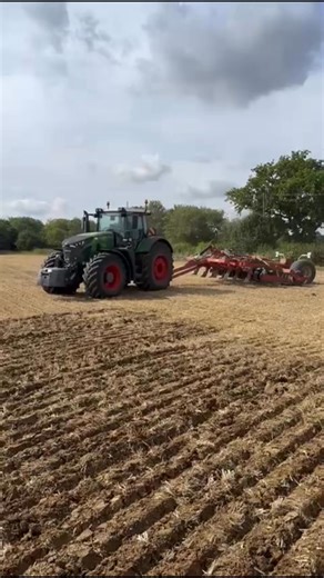 Fendt 942 Profi Plus out and about on demo whilst flexing its muscles pulling a 10 leg, 4.5 meter cultivator 👀 #fendt #fendtglobal #fendtvario #tractor | Crawfords