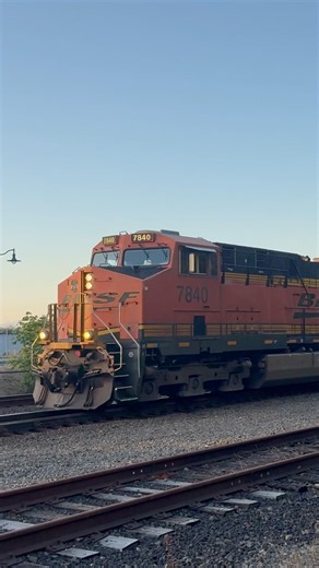 4 BNSF Locomotives Leading! 👊 #bnsf #trainvideo #railfan #railroadcrossing #locomotive
