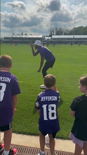 Justin Jefferson hits the griddy with fans 🤩