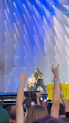 Foo Fighters Kick Off the TAKE COVER TOUR with “Learn to Fly”