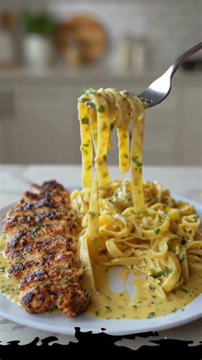 Creamy Garlic Parmesan Chicken with Fettuccine