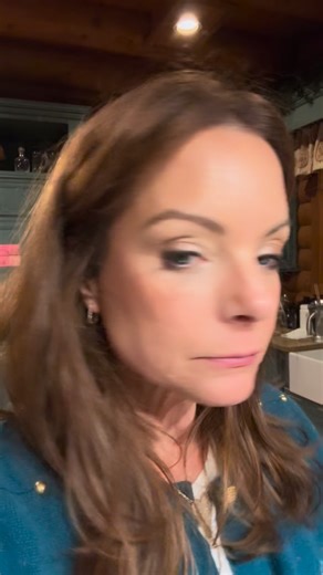 Kimberly Williams-Paisley on Instagram: "Easy way to EAT YOUR VEGGIES—make kale chips! Tear the leaves from the stems (my dogs love to eat the stems), sprinkle with olive oil and seasoning of choice (I usually just use salt and pepper) and bake in a single layer in the oven at 300 degrees for 7-8 minutes until crispy. Enjoy! 💚💚💚💚💚"