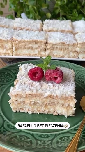 Rafaello bez pieczenia😋 Proste szybkie i mocno kokosowe ciasto z kremem budyniowym😍 Rozpływa się przy każdym kęsie😊 Składniki: 2 opakowania herbatników, 800 ml mleka, 2 budynie śmietankowe, 50g cukru, 1,5 szkl wiórków kokosowych, 200g miękkiego masła. Budyń ugotować wg opakowania. Herbatniki wyłożyć na blaszkę do pieczenia wyłożoną papierem do pieczenia. Miękkie masło zmiksować na puszystą masę i dodawać łyżka po łyżce przestudzonego budyniu. Zmiksować do połączenia. Na koniec dodać 1 szklank