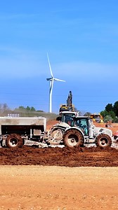 🎥 𝗘𝗮𝗿𝘁𝗵𝗺𝗼𝘃𝗶𝗻𝗴 𝗘𝘅𝗰𝗲𝗹𝗹𝗲𝗻𝗰𝗲 𝗶𝗻 𝗔𝗰𝘁𝗶𝗼𝗻 Check out this incredible footage from a project in the West Midlands - a powerhouse of precision and scale, working seamlessly with EnviroTrac to stabilise the ground. 💪 📊 𝗣𝗿𝗼𝗷𝗲𝗰𝘁 𝗦𝗻𝗮𝗽𝘀𝗵𝗼𝘁 🔹6 million m³ muck shift 🔹Executed across multiple phases for efficient progress 🔹Utilising soil stabilisation material sourced from old quarry lagoons, repurposed as engineered fill across the plateaus 🔹Managed with a stric
