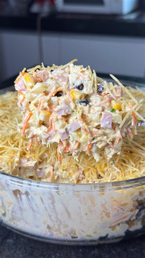 VANESSA COSTA l RECEITAS l DICAS on Instagram: "25/30: Salpicão Tradicional INGREDIENTES • 400 g de presunto • 400 g de mussarela • 80 g de azeitona (ou a gosto) • 100 g de uva-passa hidratadas • 2 maçãs • 170 g de milho • 200 g de maionese • 200 g de creme de leite • 200 g de requeijão • 90 g de batata palha • 1 cenoura média (aprox. 100 g) • 1 kg de peito de frango ⸻ PREPARO Temperei o frango com cebola, alho, pimenta-do-reino e páprica. Cozinhei, desfiei e reservei. Hidratei a uva-passa em ág