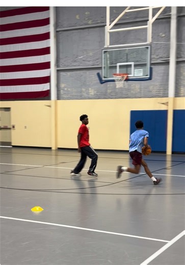 Break Down the Defense Like a Pro PG 🔐 This drill isn't about speed; it's about manipulating space and vision under pressure. As a Point Guard, you are the floor general. If you can’t see the floor, you can’t run the team. This sequence breaks down exactly how to handle the transition from outlet to attack. Let’s look at the reps: 1. The Outlet & The Scan 🟢 You are running the outlet with your back to the sideline to see the floor. Never catch the ball without knowing where the defense is. 2.