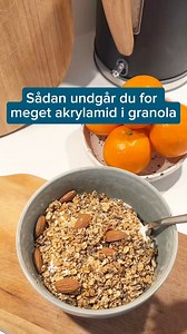 Laver du hjemmelavet granola? 🥣 Så får du her 3 tips til at undgå akrylamid i din lækre hjemmelavet müsli. 🌡️Granola og andre kulhydratholdige madvarer danner nemlig det kræftfremkaldende stof akrylamid, når de bages, ristes og steges. Jo mørkere de tilberedes, jo mere akrylamid er der i. Dannelsen af akrylamid kan være højere i granola, alt efter hvad du putter i den. Honning og mørkt ristede mandler danner fx mere akrylamid. Her er Fødevarestyrelsens råd til at mindske akrylamid i din granol