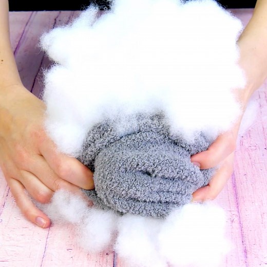 377K views · 1.7K reactions | Bastle doch mal was richtig Flauschiges aus Socken und Watte...   In unserem neuen Buch „GENIALE TRICKS 2“ gibt’s 88 kreative Ideen & Tipps, die dein Leben noch schöner machen! Hier bestellen: https://amzn.to/35KVa2N | Geniale Tricks | Facebook