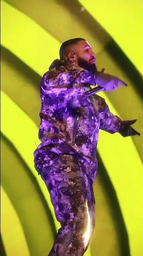DRAKE PERFORMING “TSU” LIVE