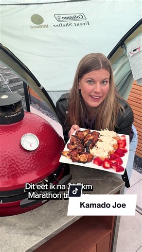 Wat eet jij na het sporten? ✨ Hierbij dit lekkere recept: Ingrediënten: Kippenboutjes 35 tot 40 ml Maggie 35 tot 40 ml ketjap 20 ml sojasaus Beetje sambal (met water) Beetje honing (met water) Stokbrood Krabsalade Aardbeien Suiker Hersluitbaar zakje Doe de kippenboutjes in de zak, en gooi daar de Maggie, ketjap, sojasaus, sambal aangemaakt met water en honing aangemaakt met water aan toe. Meng dit door elkaar en laat dit een uurtje intrekken. Als het ingetrokken is, kan je de kip op de Kamado le