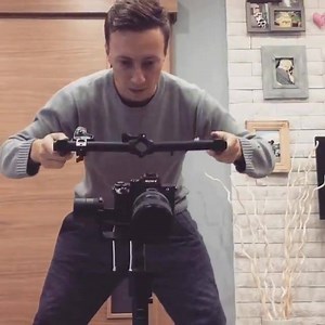 Mount the thumb controller on the handle, experience the #MimicMotionControl of #MozaAir. Come with it, turn and tilt at the same time! | Gudsen MOZA