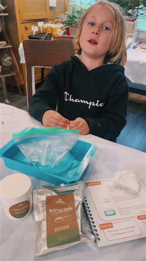 A fun experiment that you can try at home! All you need is some citric acid, baking soda, and a zip-loc baggy. We love our monthly Kiwi Crate deliveries! #kiwico #science #fun #acid #base #experiment #boy #love #scary #pop #explosion @KiwiCo