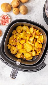 Die perfekten Bratkartoffeln mit Zwiebeln und Speck aus dem Airfryer! 😍 Die Kartoffeln werden dank Thermomix® und Varoma® vorgegart und danach im Airfyer knusprig gebacken. 😃 Gleich speichern und testen! ⬇️ Für 2 Personen 1000 g Wasser 800 g festkochende Kartoffeln 1 Zwiebel, feine Ringe 100 g gewürfelter Speck oder Schinkenspeck Salz Pfeffer 0,5 TL Paprikapulver 1 EL Olivenöl 1 Wasser in den Mixtopf geben. Kartoffeln im Varoma® verteilen, den Varoma® geschlossen aufsetzen und 20 Min. | Varoma