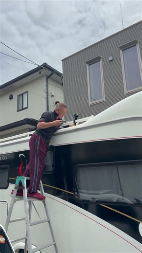 ボーダーバンクス屋根に、電動アンテナ基台取付📡