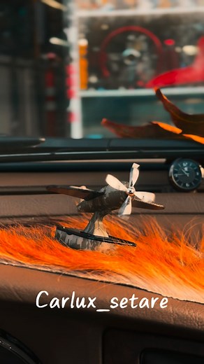 carlux_setare on Instagram‎: "🌞🚁 خوشبوکننده خورشیدی خودرو با طرح هلکوپتر، یک انتخاب فوق‌العاده برای عاشقان سفر و ماجراجویی است! این خوشبوکننده با طراحی منحصر به فردش، نه تنها فضای داخلی خودرو را خوشبو می‌کند، بلکه به عنوان یک دکوری جذاب نیز عمل می‌کند. با استفاده از انرژی خورشیدی، به راحتی و بدون نیاز به باتری کار می‌کند و حس تازگی را به سفرهای شما می‌آورد. با این خوشبوکننده، هر بار که سوار خودرو می‌شوید، احساس تازگی و نشاط خواهید داشت! 🚗✨ فروش حضوری وآنلاین👩🏻‍💻ثبت سفارش فقط ازطریق دایرکت 